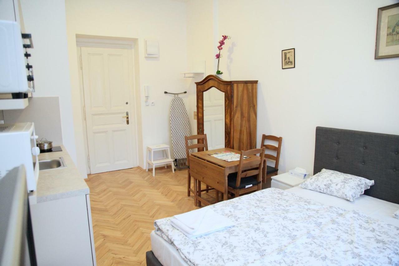 Charming Flats In Vinohrady | Praguestars Appartamento